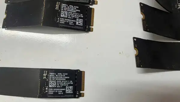 NVMe SSDs: niño destruye 50 unidades Samsung M.2 y genera pérdidas de miles de dólares en plena crisis NAND 2 NVMe SSDs dañado por niño
